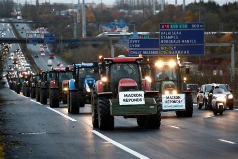 Irate French farmers descend on Paris in 1,000-strong tractor convoy to ...