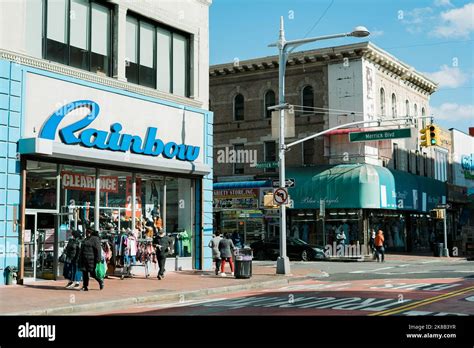 Street scene on Jamaica Avenue, Queens, New York Stock Photo - Alamy