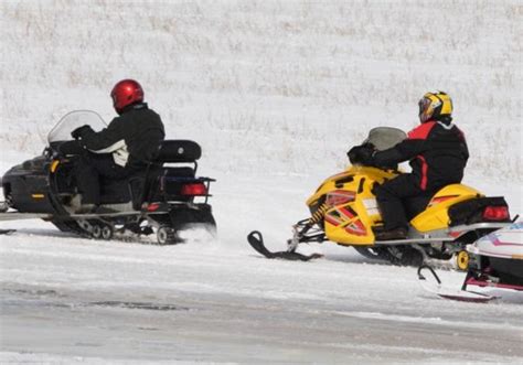 How to Handle Tight Turns in Snowmobile Races