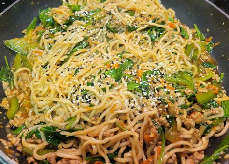 Spicy Pork Lo Mein with carrots, spinach & Sesame Seeds : r/blueapron