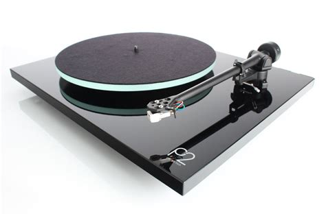 Rega Planar P2 Turntable With Cartridge - BLACK - Dedicated Audio