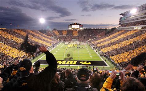 Iowa Football Stadium - Ekabudiyenis