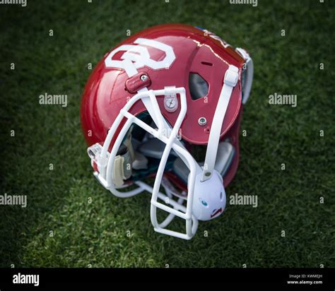 Oklahoma sooners football helmet High Resolution Stock Photography and ...