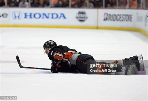 667 Teemu Selanne Stanley Cup Photos & High Res Pictures - Getty Images