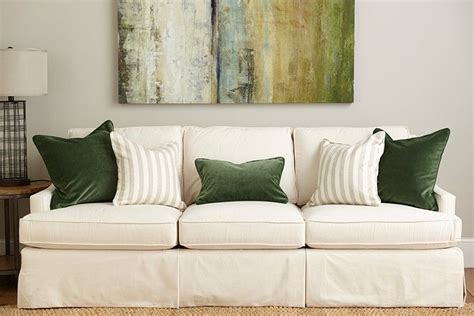 Guide to Choosing Throw Pillows | Green pillows living room, Green throw pillows, Throw pillows ...