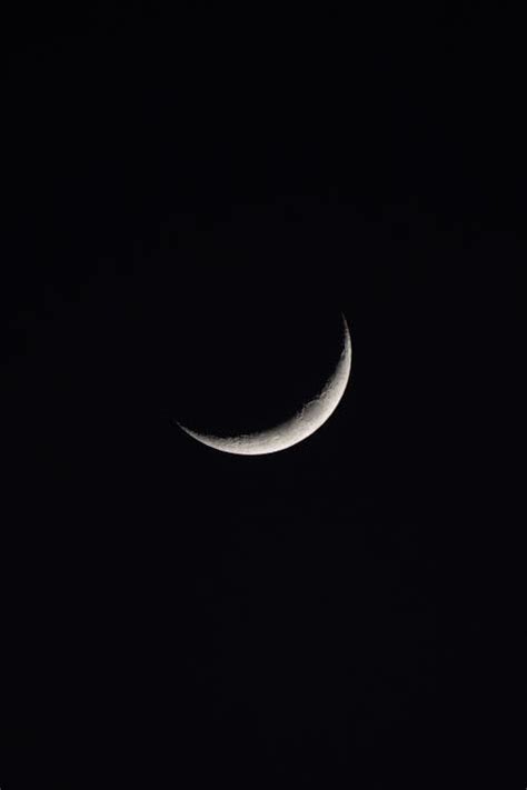 A crescent moon is seen in the dark sky · Free Stock Photo