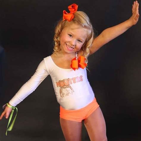 Mom Defends Dressing 4-Year-Old as Hooters Waitress