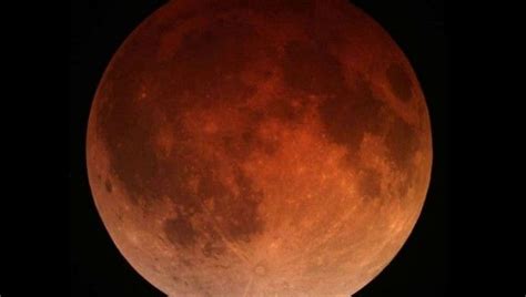 Time-Lapse Video of Lunar Eclipse | IFLScience