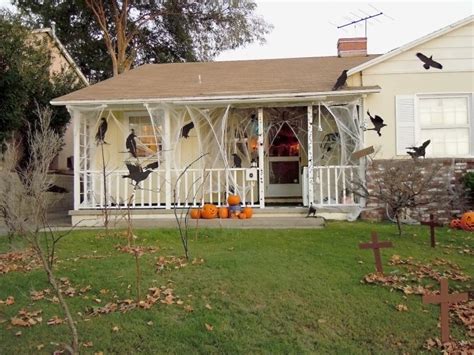 9 Insanely Good Halloween Front Yard Decoration Ideas - Kelly Ann Blog