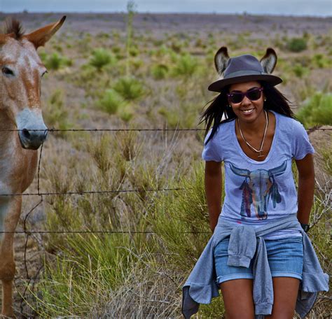 BEAUTIFUL GIRLS: Beyoncé NEAR horse