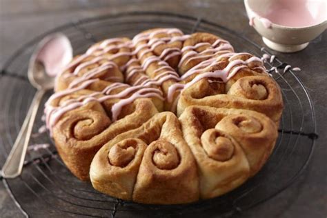 Heart Shaped Cinnamon Rolls - Breadworld by Fleischmann's® in 2020 | Heart shaped cinnamon rolls ...