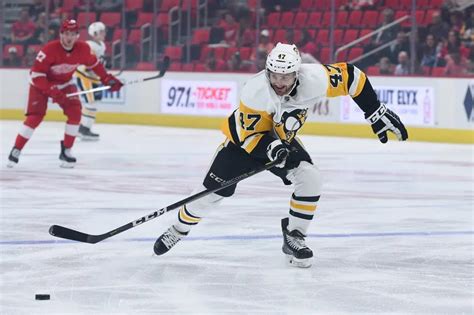 O ex-atacante do Pittsburgh Penguins Adam Johnson foi cortado por uma lâmina de skate no jogo ...