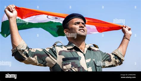 One indian army soldier hi-res stock photography and images - Alamy