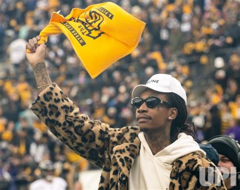 Photo: Wiz Khalfia Leads Terrible Towel Wave in Pittsburgh - PIT2022121122 - UPI.com