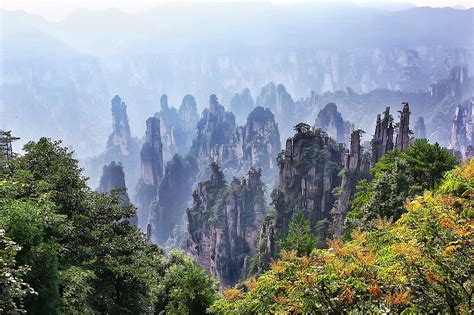 Les monts Tianzi de Zhangjiajie en Chine, ou "le Mont Hallelujah" du f