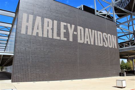 Covering Classic Cars : The Harley-Davidson Museum in Milwaukee, Wisconsin