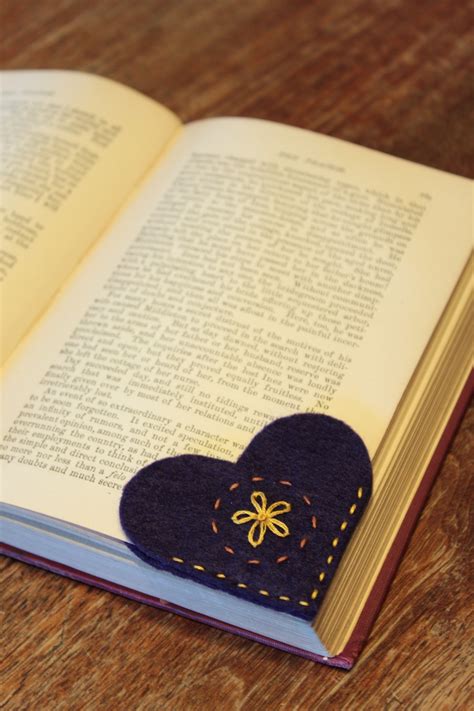 simple Serendipities: Felt heart bookmarks