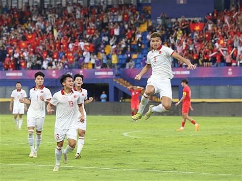 Vietnam men"s football team defeat Singapore