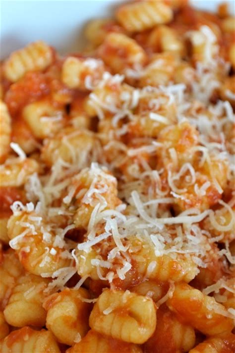 gnocchetti sardi al sugo / Sardinian gnocchi with tomato sauce - briciole