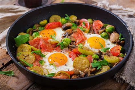 Diese vegetarische mediterrane Gemüsepfanne mit Spiegelei und viele ...