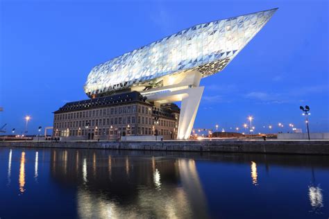 Le Havenhuis - une extension de batiment en forme de bateau de verre à Anvers - 2Tout2Rien
