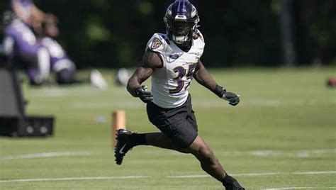 Ravens' Gus Edwards tests positive for COVID-19, ESPN reports