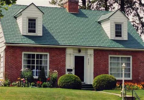 Green Roof Shingles on a Traditional Home | RoofCalc.org