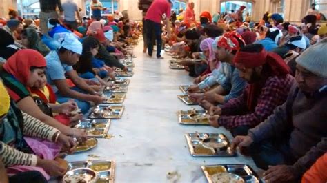 This 'Mobile Langar’ Feeds Free Food To Hungry People Especially Those At The Amritsar Airport!