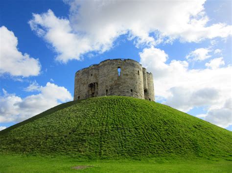 Clifford's Tower, the keep of York Castle, England. [OC] : r/castles