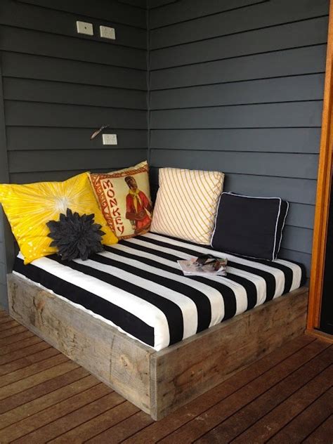 DIY Outdoor Daybed Lounge - Do-It-Yourself Fun Ideas