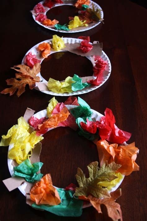 Tissue Paper Fall Wreath | Hantverk höst, Hantverk för barn, Aktiviteter för småbarn