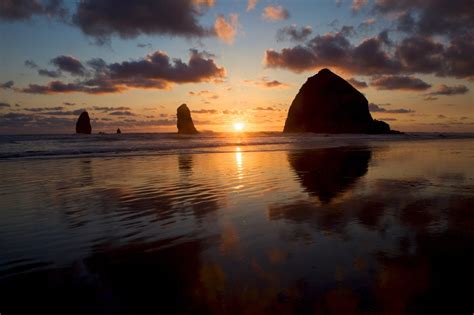 cannonbeachphoto-last-rays-of-the-day-cannon-beach-sunsets-original - Escape Lodging