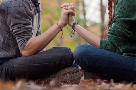 Cómo le tomas la mano a tu pareja dice mucho de su relación