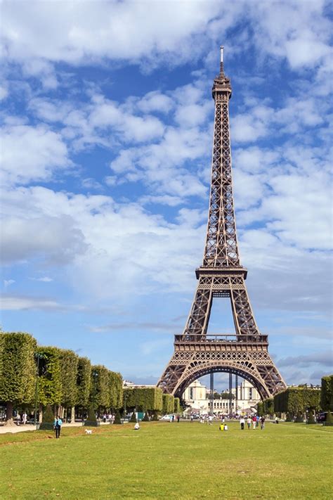 The Eiffel Tower: Fun Facts and a Fantastic Virtual Tour