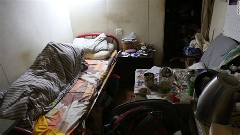 Hong Kong's sky slums highlight wealth gap - CNN