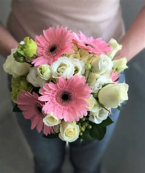 Pink Gerbera Daisy Bouquets Wedding / So simply done, and pink too!! | Daisy wedding, Small ...