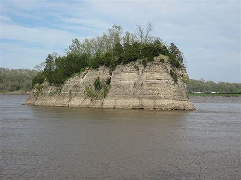 Mississippi River Low Water Levels Expose Natural Walkway to Land Formation Tower Rock - TrendRadars