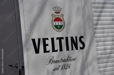 Veltins Logo auf Getränkewagen: Veltins Brautradition seit 1824 in großer Schrift auf weißen ...