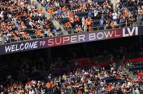 Fans buoyant despite sweltering in security lines at Super Bowl | Reuters