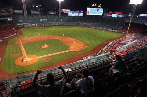 Photos: A long, dreary night pays off for the Red Sox — and for the few fans that remained - The ...