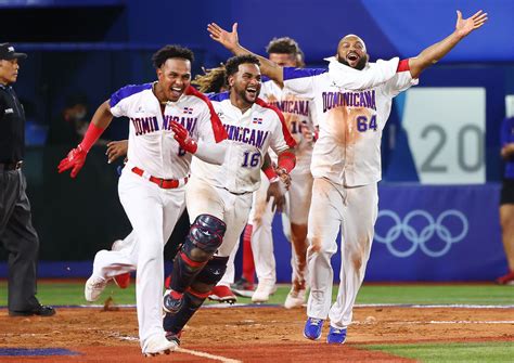 Baseball-Dominican Republic rallies past Israel to advance to medal game | Reuters