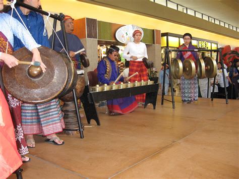 Instrumentos de percusión que componen un ensamble kulintang, ejemplo de la tradición musical ...