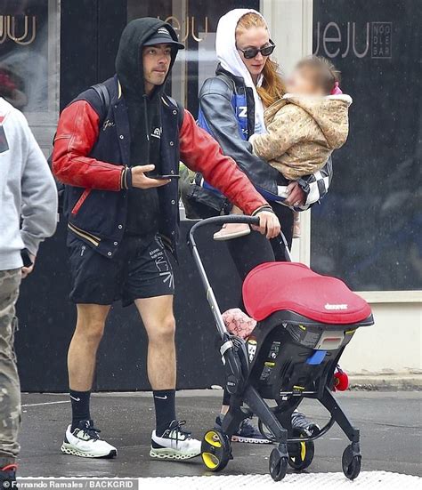 Joe Jonas and Sophie Turner step out with their two daughters in the rain in ... trends now