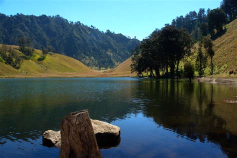 Ranu Kumbolo II by tommysebastian on DeviantArt