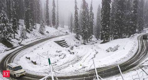 Kashmir Valley witnesses season's first snowfall - Kashmir blanketed in fresh snowfall | The ...