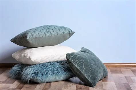 Quick & Easy Ways To Fluff Your Flat Pillow - Sleep Delivered