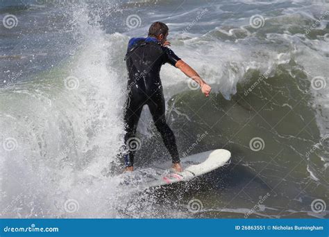 El Practicar Surf De Manhattan Beach Foto editorial - Imagen de océano, manhattan: 26863551