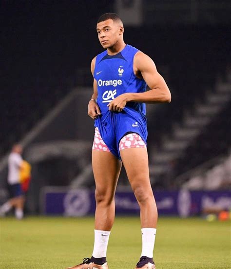 Kylian Mbappe training with France 🇨🇵 Qatar WK 2022 | Soccer photography, Fit men bodies, Soccer ...