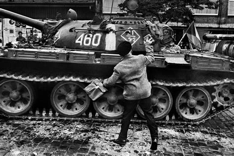 CZECHOSLOVAKIA. 1968. Prague. Invasion of Warsaw Pact troops. | Fotos magnum, Praga, Historia de ...