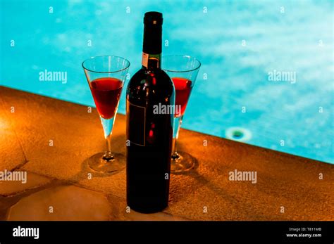 Bouteille de vin et 2 verres Banque de photographies et d’images à haute résolution - Alamy